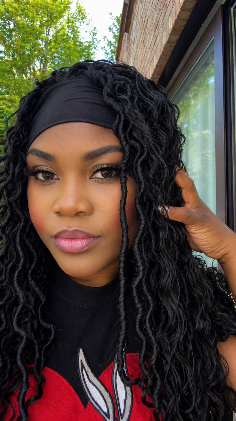 dvn MAYA – Perruque bandeau curly twists noire effet naturel 26 pouces