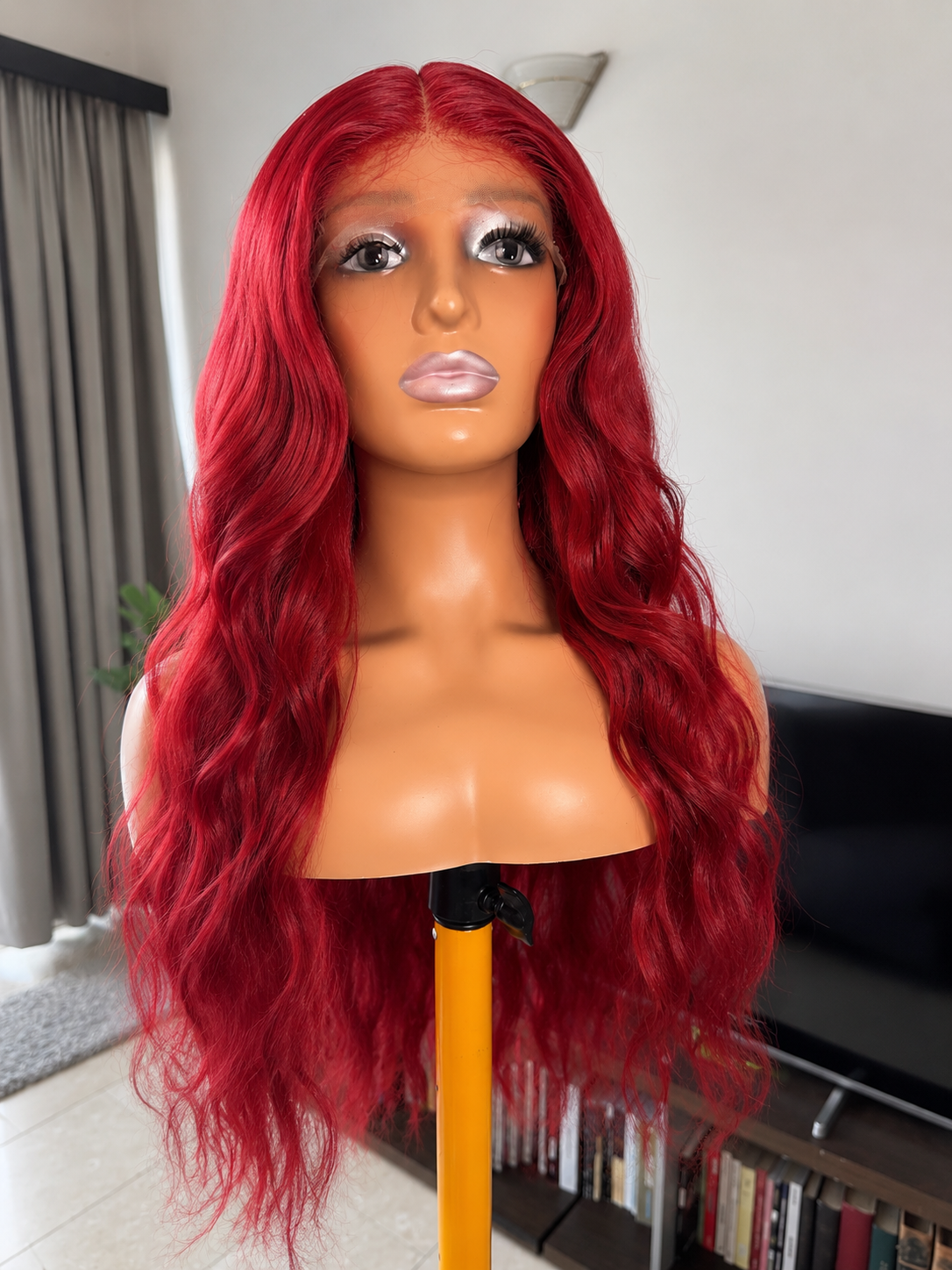 dvn SANA – Perruque synthétique premium 13x6 rouge ondulée 26 pouces